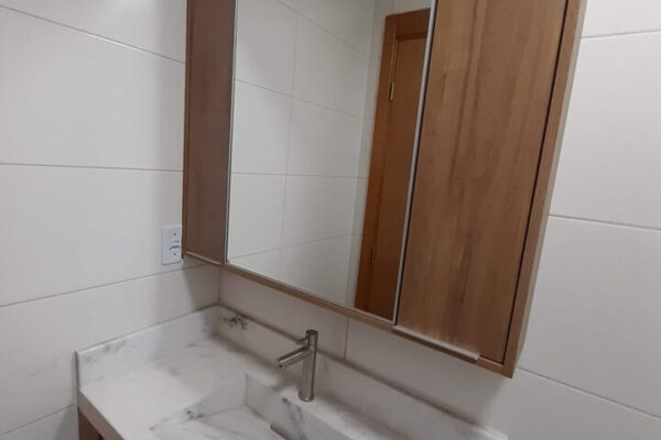 banheiro espelho madeirado