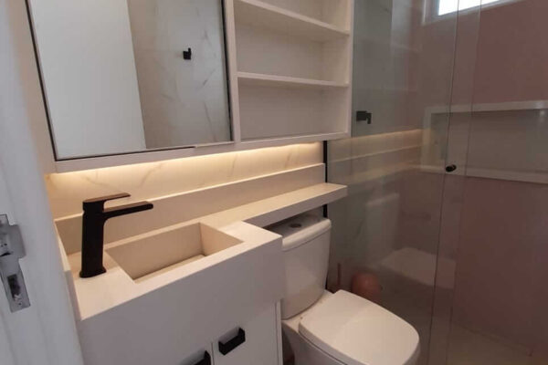 banheiro-planejado-decorata branco espelho puxador preto