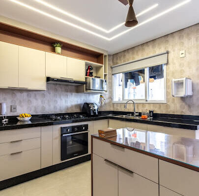 Cozinha Planejada no MDF Off White e Nicho no MDF Luanda instalad pela DECORATA em apartamento na Vila Tupi