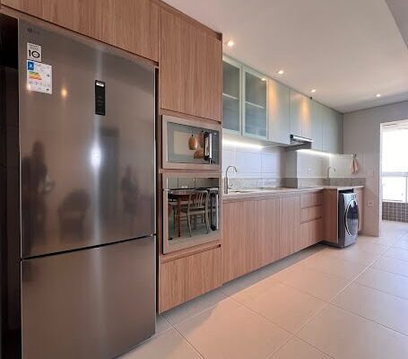 Cozinha Planejada com balcões inferiores no MDF amadeirado e armários superiores no MDF Mint instalada pela DECORATA na Vila Caiçara em Praia Grande SP