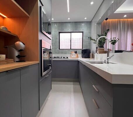 Cozinha Planejada no MDF Cinza Sagrado e Nicho MDF Amadeirado Tauari com iluminação em LED Instalado pela DECORATA na Vila Tupi