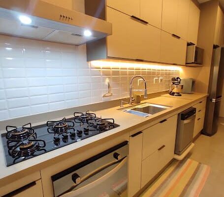 Cozinha Planejada no MDF Nude e Santiago com iluminação em LED instalada em Praia Grande pela DECORATA.