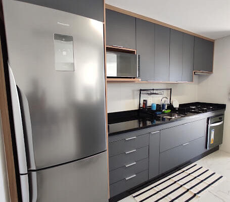 Cozinha Planejada moderna Grafite Manhatan e tamponamento amadeirado intalado pela DECORATA no Bairro da Aviação em Praia Grande