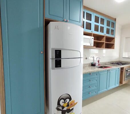 Cozinha Provençal em Lacca Azul e amadeirados MDF Corazzi instalad pela DECORATA no Canto do Forte em Praia Grande