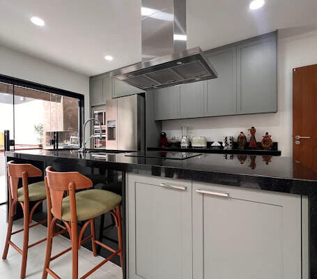 Cozinha Provençal MDF Verde Verti com puxadores em Inox. Projeto desenvolvido pela DECORATA em Praia Grande