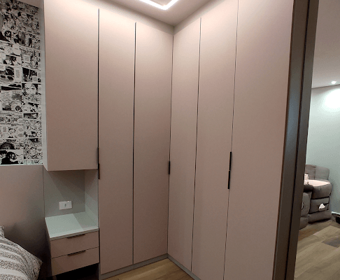 Dormitorio planejado com portas no rosa Milkshake e porta de vidro