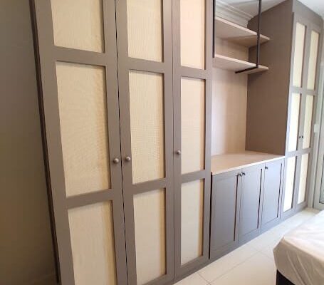 quarto planejado com portas em Tela Indiana Natural com portas provençais e metalon para as pratelerias suspensas instalado no Canto do Forte em Praia Grande pela DECORATA