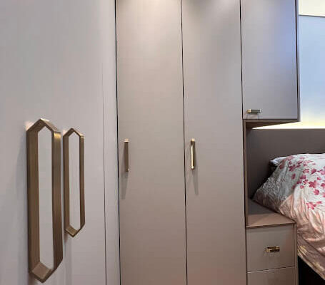 quarto planejado com armários cinza e puxadores dourados ZEN instalado em Santos pela DECORATA