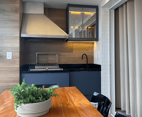 Varanda Gourmet Azul com portas de vidro reflecta prata e iluminação em led instalada pela DECORATA em Santos