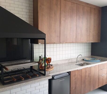 varanda gourmet amadeirada instalada pela DECORATA na Vila Tupi em Praia Grande