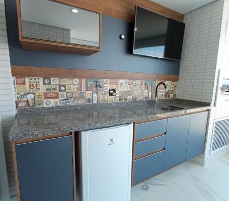 Varanda Gourmet azul com portas de vidro reflecta bronze e painel amadeirado instalado no Boqueirão da Praia Grande pela DECORATA