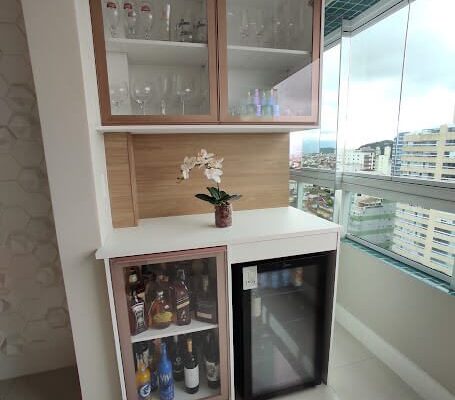 Varanda Gourmet no Branco Diamante Fosco, portas e vidro incolor com perfil dourado instalado pela DECORATA em São Vicente