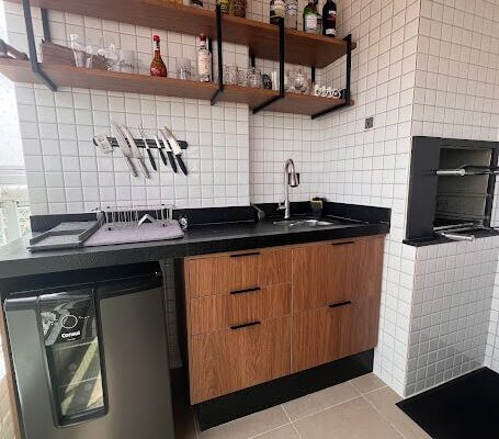 varanda gourmet amadeirada com metalon preto no estilo industrial projeto elaborado e instalado pela DECORATA na Vila Tupi em Praia Grande